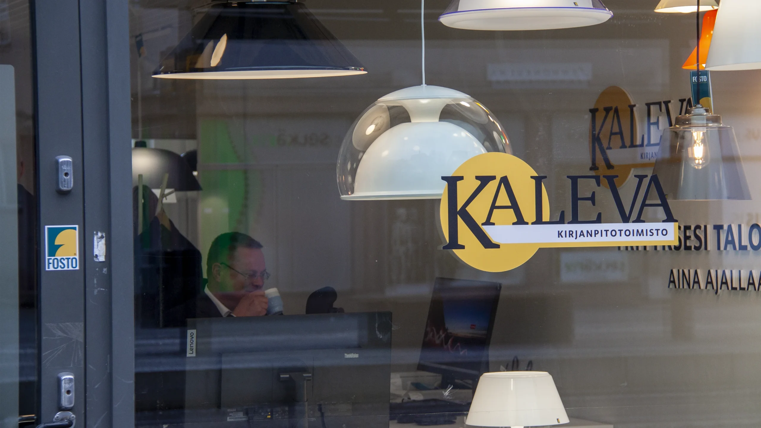 kalevalainen tilitoimisto kuva toimiston ikkunasta