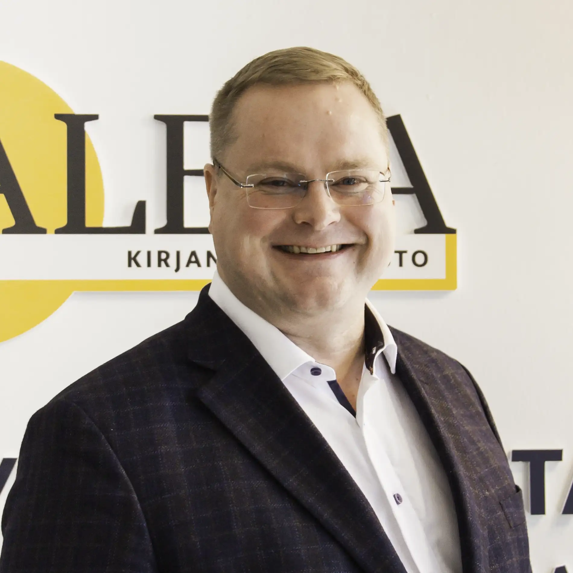 Teemu Suoniemi valkoisen seinän edessä, jossa Kalevan logo.