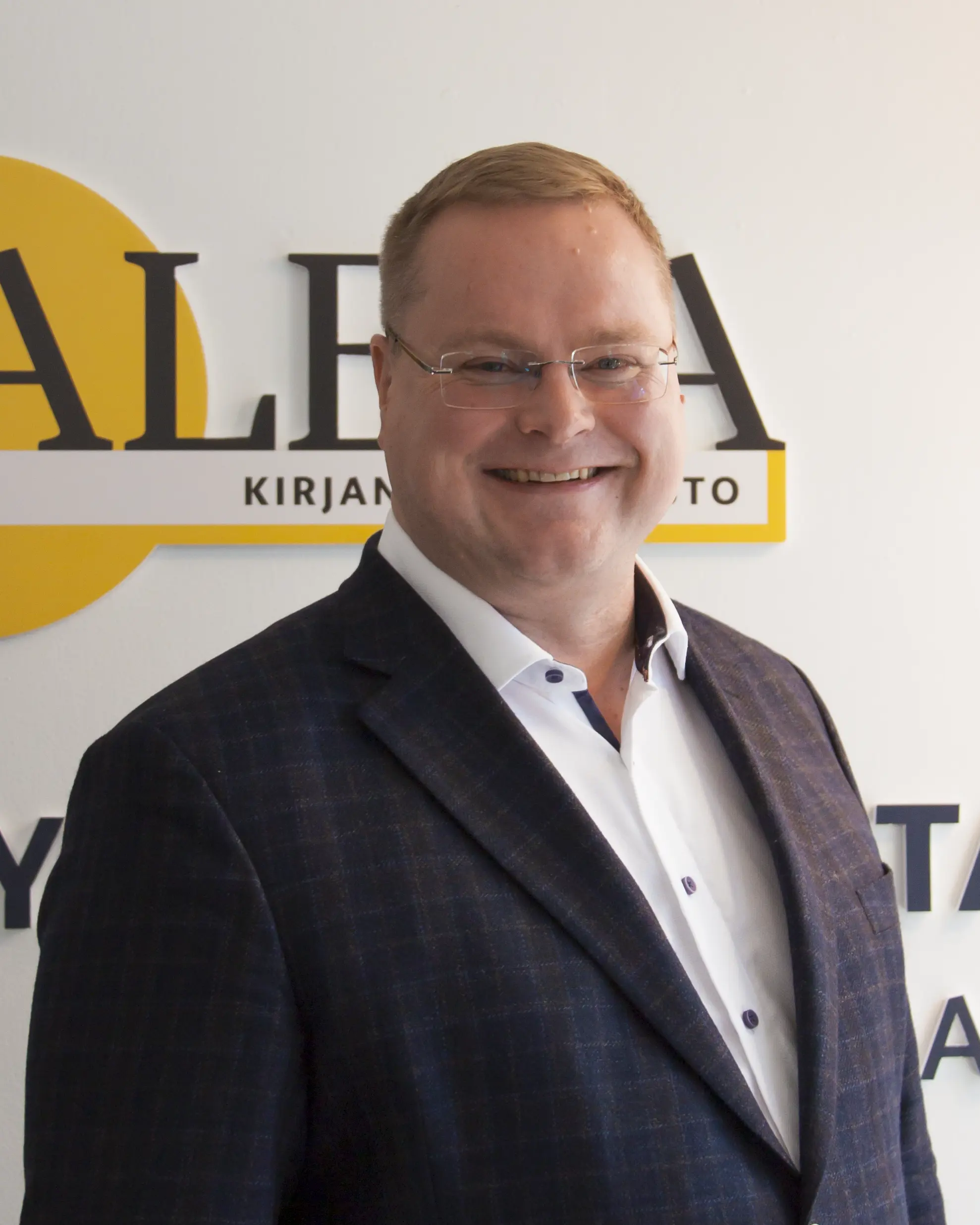 KLT kirjanpitäjä ja KHT tilintarkastaja Teemu Suoniemi kuvattuna rinnasta ylöspäin